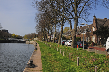 900190 Gezicht op de Keulsekade te Utrecht, met links de sluis in het Merwedekanaal.